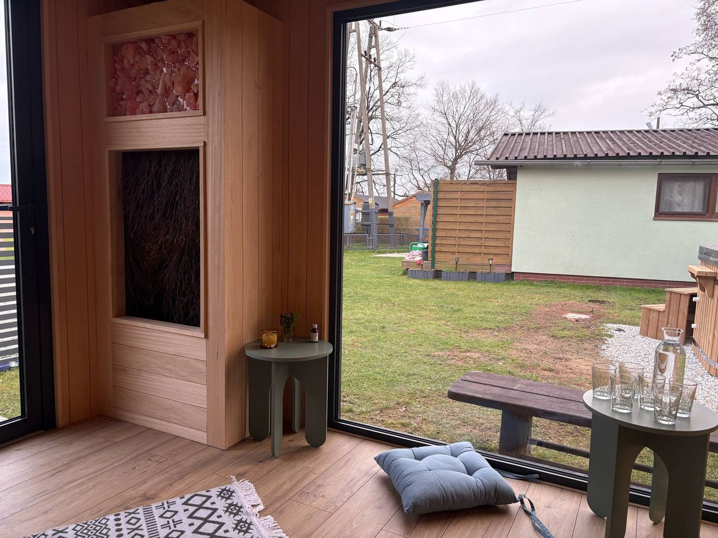 Pokój relaksu ze ścianą solną i panoramicznym oknem na teren ośrodka